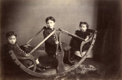 ثلاثة أشقاء يلعبون على منشارهم الهزاز ، 1880 (طبعة زخرفية) بواسطة شبيبة براون